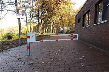 Eine Schranke auf dem Napoleonsweg schützt Radfahrer und Fußgänger vor Autos, die unerlaubt dort einfuhren. Die Stadt wird die Sperren Schritt für Schritt in Barkenberg aufstellen, um Fuß- und Radwege vom Autoverkehr freizuhalten.