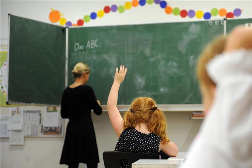 Mehr Sozialpädagogen sollen Grundschullehrer entlasten Eine Schülerin der zweiten Klasse meldet sich im Unterricht. Foto: Daniel Reinhardt/Archiv