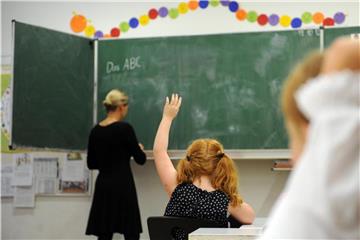 Eine Schülerin der zweiten Klasse meldet sich im Unterricht. Foto: Daniel Reinhardt/Archiv