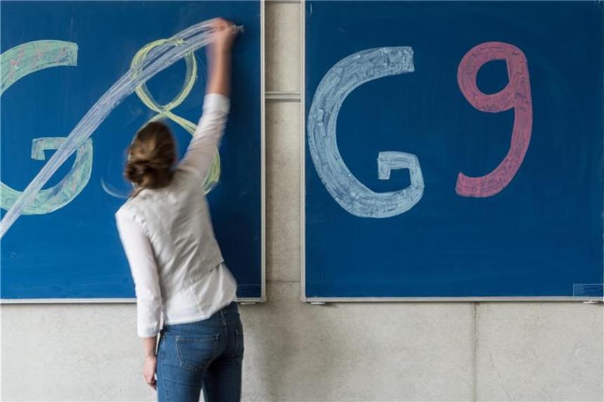 Eine Schülerin streicht „G8“ an einer Tafel durch. Foto: Armin Weigel/Archiv