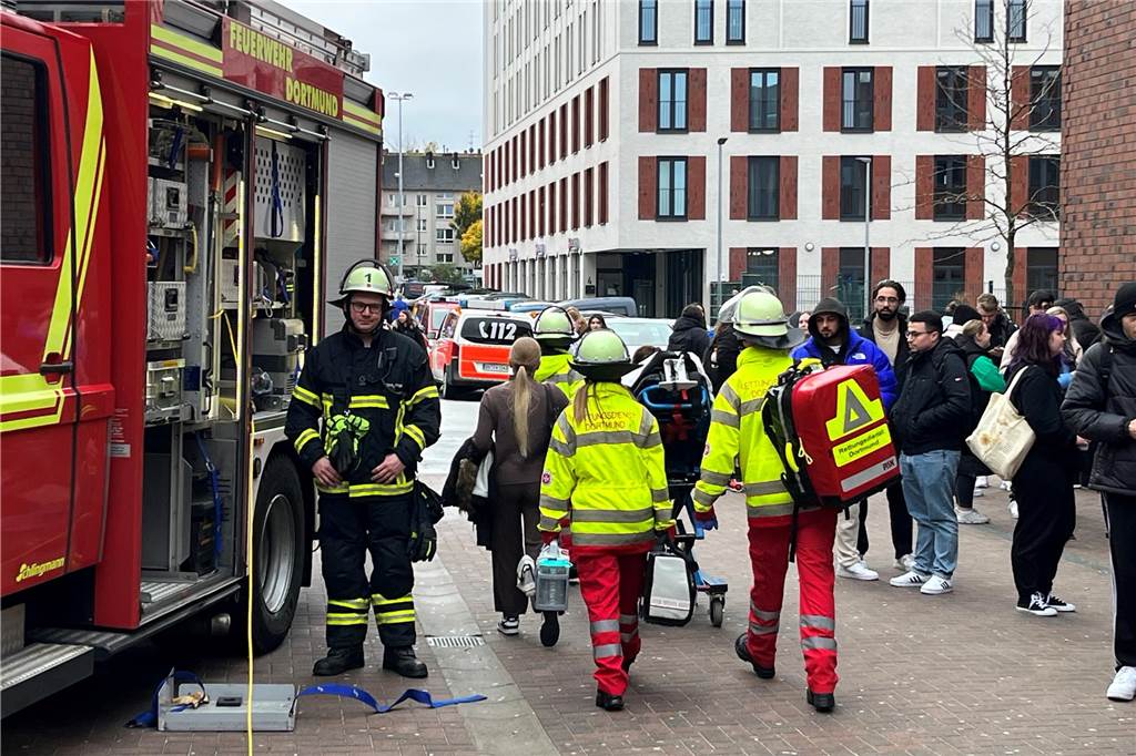 Großlage am Dortmunder U: Polizei, Feuerwehr und Rettungsdienst an Berufskolleg im Einsatz Eine Schülerin wurde vom Rettungsdienst auf einer Liege zum Krankenwagen gebracht.