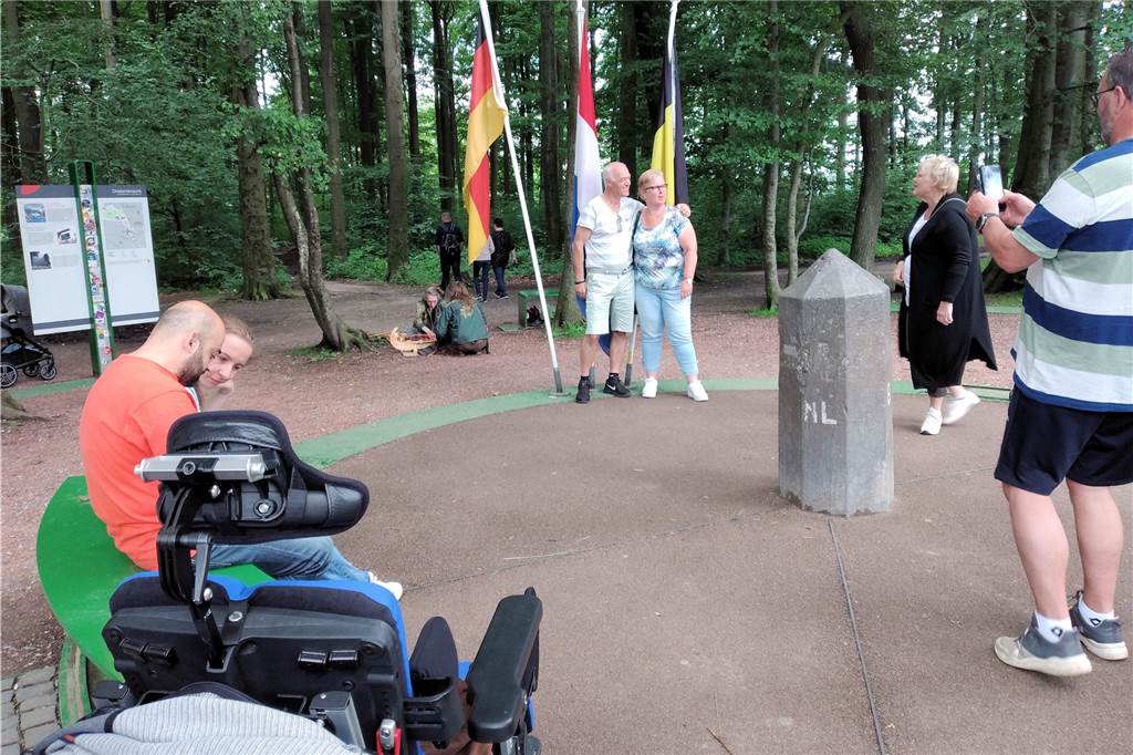 Ausflugstipps für Familien in den Ferien: Moor, Zoo, Dreiländereck und mehr Eine schwarze Basalt-Stele markiert den „Drielandenpunt“, an dem die Niederlande, Belgien und Deutschland zusammentreffen.