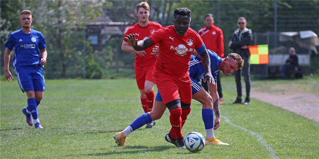 VfB Habinghorst ist schon wieder Rang drei los - Merklinder verletzt sich schwer Eine schwere Verletzung hat sich Matondo Mbunga (am Ball) vom SuS Merklinde im Spiel gegen die SF Wanne II zugezogen.