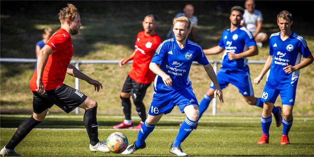Aufatmen: Dortmunder Bezirksliga-Youngster doch nicht so schwer verletzt wie gedacht Ein Spieler von Westfalia Huckarde führt gegen BW Huckarde den Ball am Fuß.