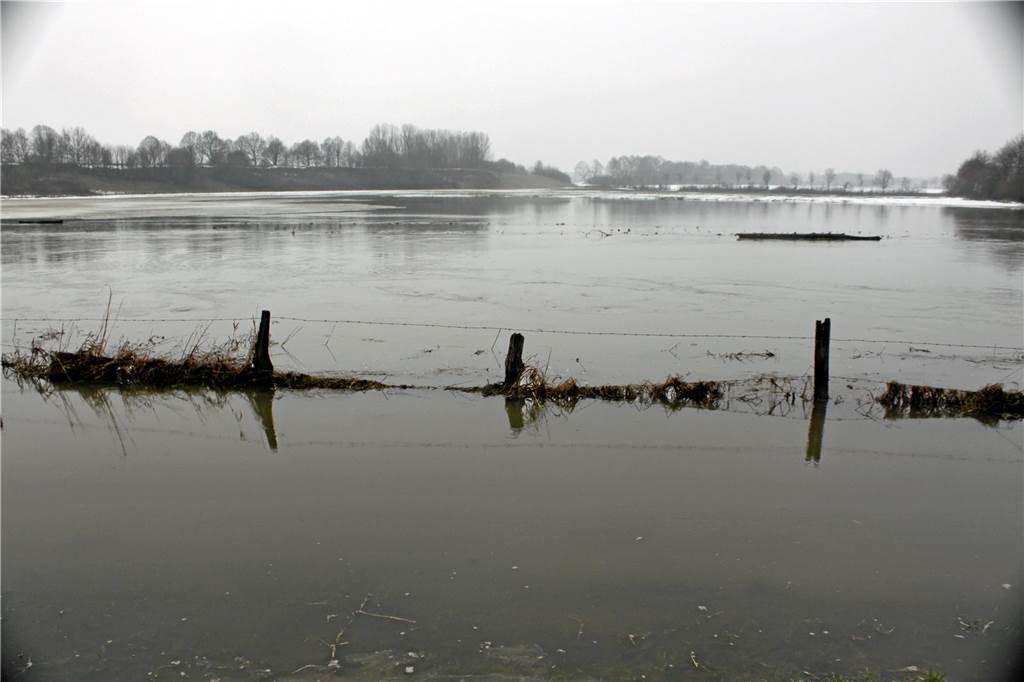 Was Olfen tut, um sich und die Bürger vor extremen Regenwassermengen zu schützen Eine Seenlandschaft zwischen der Drei-Bogen-Brücke und der Brücke an der Bundesstraße 235: Mit der Schneeschmelze und den Regenfällen war die Stever 2011 auch in Olfen wieder an verschiedenen Stellen über die Ufer getreten.