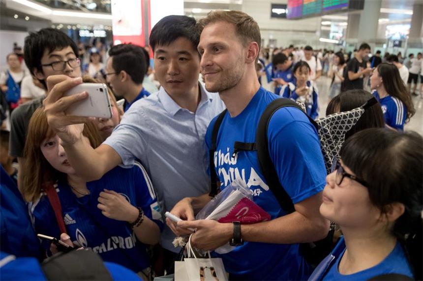 Kapitän Benedikt Höwedes ist wieder an Bord Eine Selfie mit Schalke-Kapitän Benedikt Höwedes.
