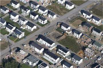Eine Siedlung mit neugebauten Wohnhäusern. Foto: Oliver Berg/Archiv