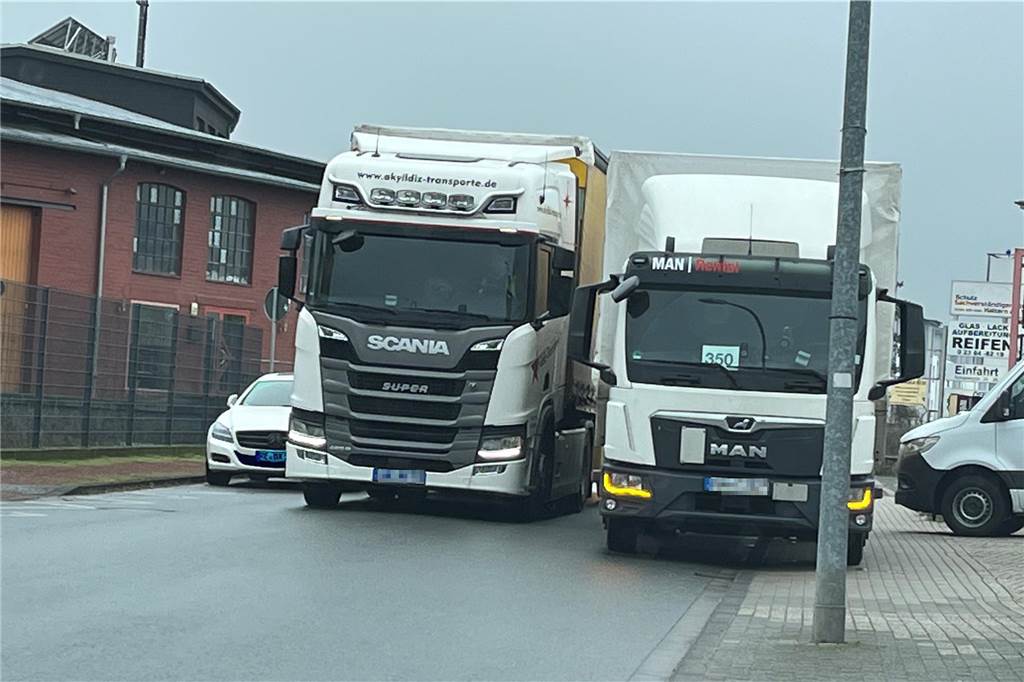 Annabergstraße: Stadt stellt neue Schilder auf und lässt blitzen Annabergstraße durch Autos und Lkw blockiert