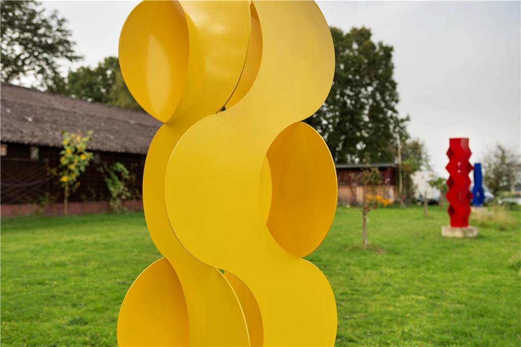 Frühlingserwachen im artpark Schermbeck: Skulpturen und Kunst: Ideen werden wach Eine Skulptur von Richard Lauret, einem französischen Künstler.
