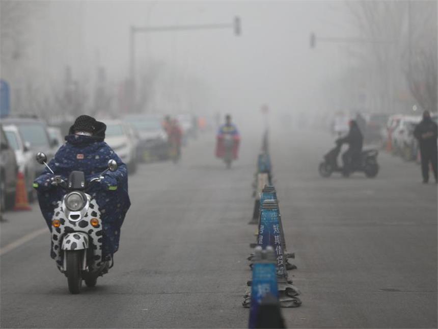 Gefährliche Luft: 460 Millionen Menschen betroffen Eine Smog-Glocke breitet sich über Peking aus. Foto: Wu Hong