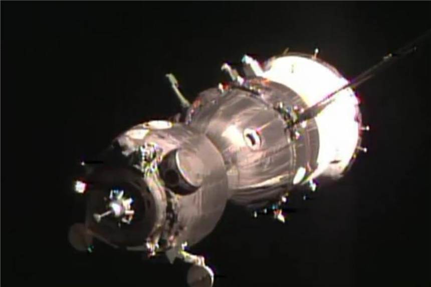 Untersuchungen nach Sojus-Riss schwieriger als gedacht Eine Sojus-Kapsel nähert sich der Raumstation ISS. Foto: NASA