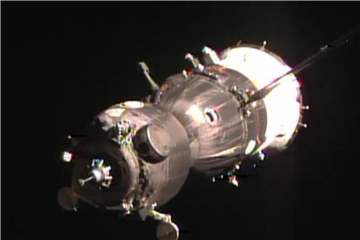 Eine Sojus-Kapsel nähert sich der Raumstation ISS. Foto: NASA