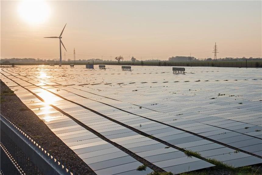 Solarstrom-Rekord in den ersten vier Monaten des Jahres Eine Solaranlage mit flach auf dem Boden montierten Photovoltaik-Elementen liegt im Abendlicht. Foto: Ingo Wagner/Archiv
