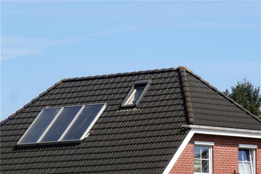 Bei Ertragsverlust Flüssigkeit von Solarthermieanlage prüfen Eine Solarthermieanlage auf dem Hausdach erwirtschaftet in der Zeit zwischen März und Oktober fast 80 Prozent ihres Jahresertrags. Foto: Andrea Warnecke/dpa-tmn