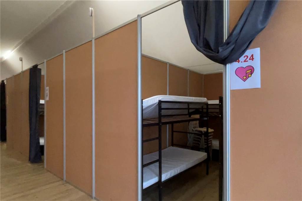 Eine solche Kabine ist für bis zu acht Menschen als Schlafplatz vorgesehen.