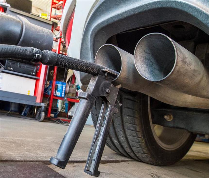 Autobauer müssen 630.000 Fahrzeuge zurückrufen Eine Sonde eines Gerätes zur Abgasuntersuchung für Dieselmotoren steckt im Auspuffrohr eines VW Golf 2.0 TDI (Baujahr 2012).