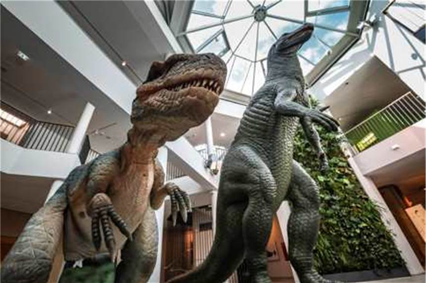 Eine Sonderaustellung im Dortmunder Naturmuseum zeigt, warum manche Saurier heute noch leben. 