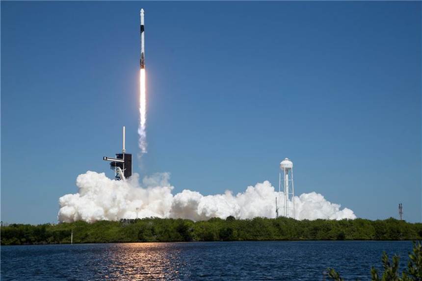 Private Weltraumtouristen erreichen die Raumstation ISS – nicht ohne Probleme Eine SpaceX Falcon 9-Rakete mit einer «Crew Dragon»-Raumkapsel an Bord hebt vom Weltraumbahnhof Cape Canaveral ab.