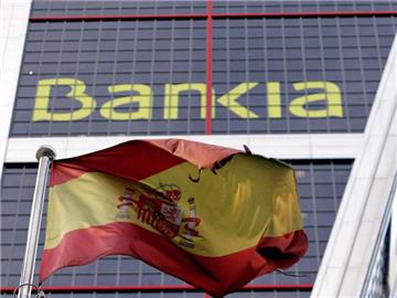 Eine spanische Flagge vor der mit Milliarden-Hilfen geretteten Bankia in Madrid. Foto: Kiko Huesca/Archiv