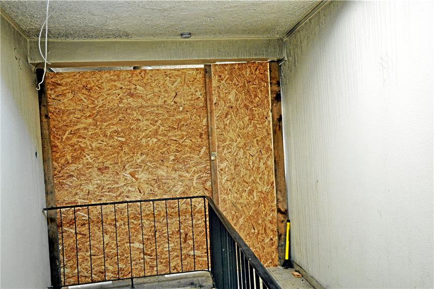 32 Menschen haben ihre Wohnung verloren Eine Spanplatte versperrt den Zugang im Treppenhaus, um zu Obergeschoss 5 zu gelangen. Es ist jetzt ohnehin für längere Zeit gesperrt.