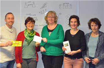 Eine Spende in Höhe von 5000 Euro nahmen Vertreter von pro anima entgegen (v.l.): Kay Esser, Reinhild Tuschewitzki, Annegret Lacher (Förderverein bundesdeutscher Hilfsdienste) , Marion Schorn und Karin Niehus.