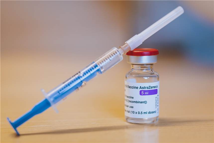 Immer mehr Vordrängler beim Impfen – Klinikmitarbeiter: Impfstoff „unter der Hand“ vergeben Eine Spritze ist an eine Ampulle mit dem Corona-Impfstoff von AstraZeneca gelehnt - manche Personen wurden von der Liste der Impflinge gestrichen.
