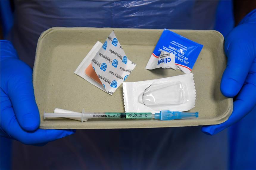 Novavax: Wie wirksam ist der Totimpfstoff und lohnt das Warten bis zur Zulassung? Eine Spritze mit dem Impfstoff Novavax liegt in einer Pappschale im Royal Free Hospital. Noch im Dezember könnte die EMA über den Impfstoff entscheiden.