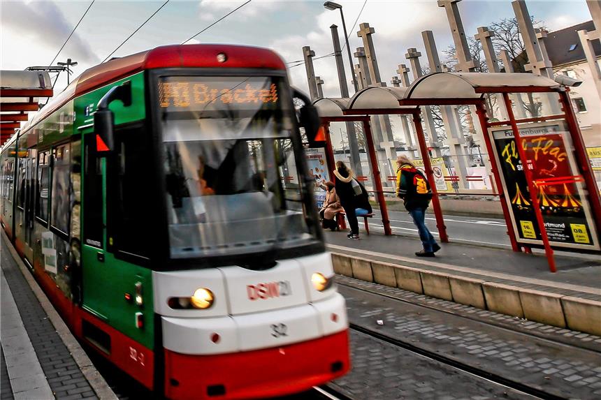 Dicker Mann fällt auf 72-Jährige - Frau schwer verletzt Eine Stadtbahn der Linie U43.