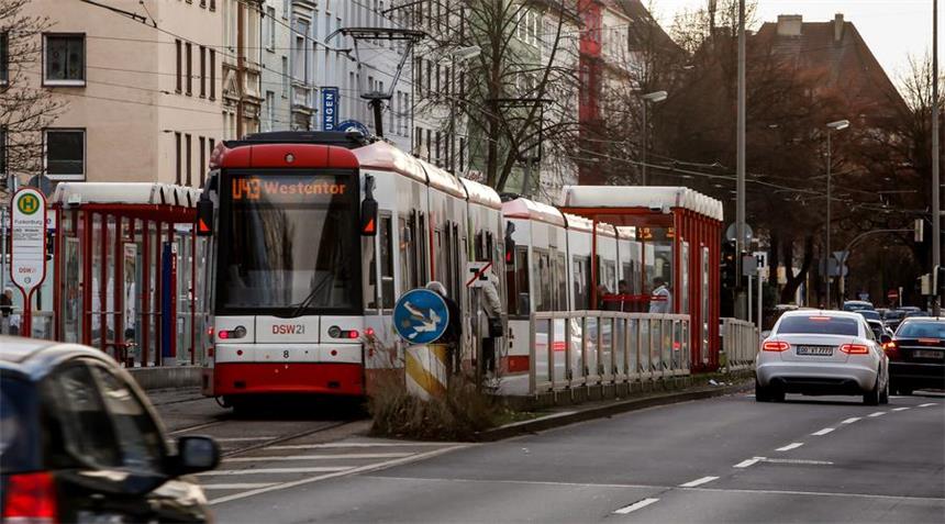 LKW holte Oberleitung runter - U43-Linie war unterbrochen Eine Stadtbahn von DSW21.