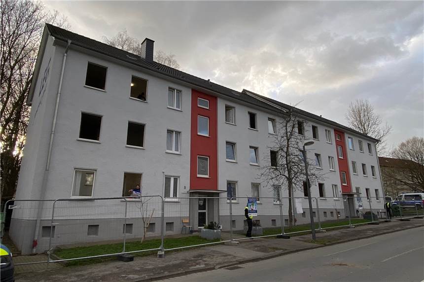 Eine städtische Unterkunft in Merklinde ist wegen vermehrter Verstöße gegen die Quarantäne-Maßnahmen durch die Bewohner nun mit Zäunen abgesperrt worden.