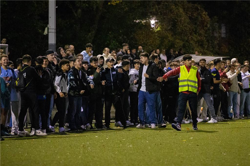 Finale dahoam! VfL Kamen feiert Elfmeterheld Halil-Ibrahim Özdemier Eine starke Kulisse beim U17-Kreispokal-Halbfinale in Kamen. Gut 200 Zuschauer sahen das Derby zwischen dem VfL und dem SuS Kaiserau.
