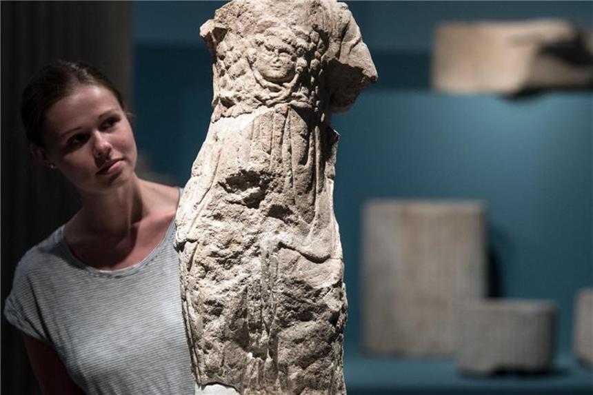 Abschieds-Schau im Römisch-Germanischen Museum Eine Statue der Göttin Minerva im Museum. Foto: Federico Gambarini