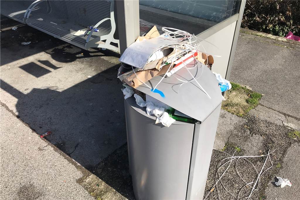 Haltepunkt voller Müll – eine „noch akzeptable“ Aufenthaltsqualität? Eine Stichprobe am Haltepunkt Bövinghausen am Freitag (5.3.): Müll auf den Sitzbänken, in Blumenkästen und im Streugutbehälter. Der Stationsbericht nennt das Bewertungskriterium "Aufenthaltsqualität" jedoch als "noch akzeptabel".