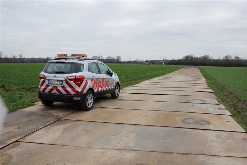 Schienenersatzverkehr zwischen Lünen und Davensberg: Erster Vormittag ohne Zwischenfälle Eine Straße aus Metallplatten führt zur Baustelle am Bahndamm.
