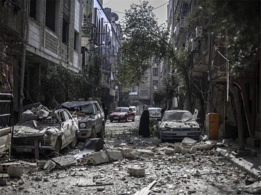 Syrien-Konferenz hält Russland nicht von Bombardements ab Eine Straße im syrischen Douma ist nach einem Luftangriff von Trümmern übersät. Foto: Mohammed Badra
