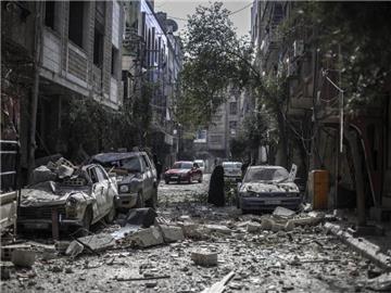 Eine Straße im syrischen Douma ist nach einem Luftangriff von Trümmern übersät. Foto: Mohammed Badra