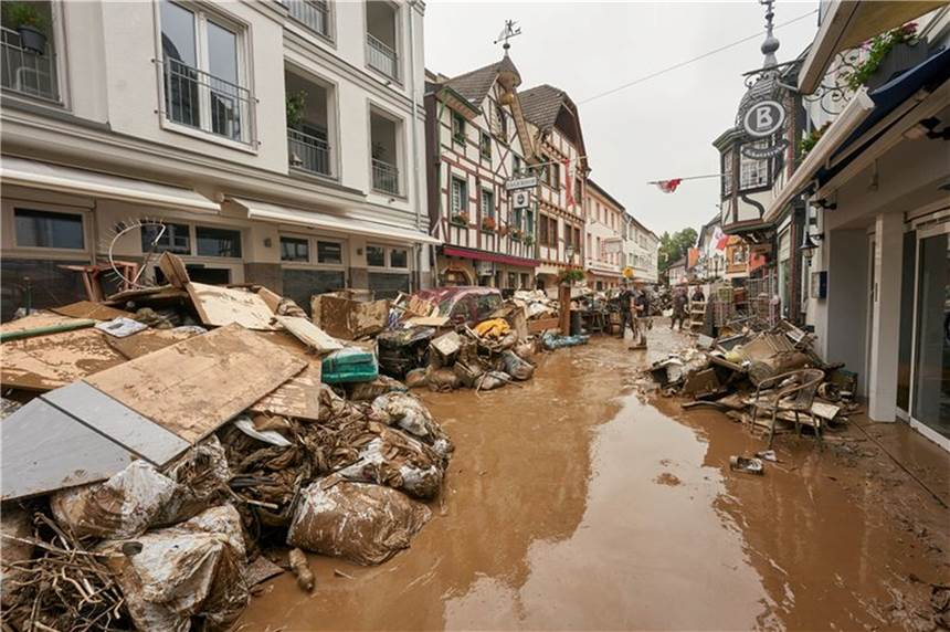 Nach Hochwasserkatastrophe: Hätte der Kreis Ahrweiler die Menschen früher warnen können? Eine Straße in Bad Neuenahr-Ahrweiler Mitte Juli nach der verheerenden Hochwassernacht. Foto: Thomas Frey/dpa