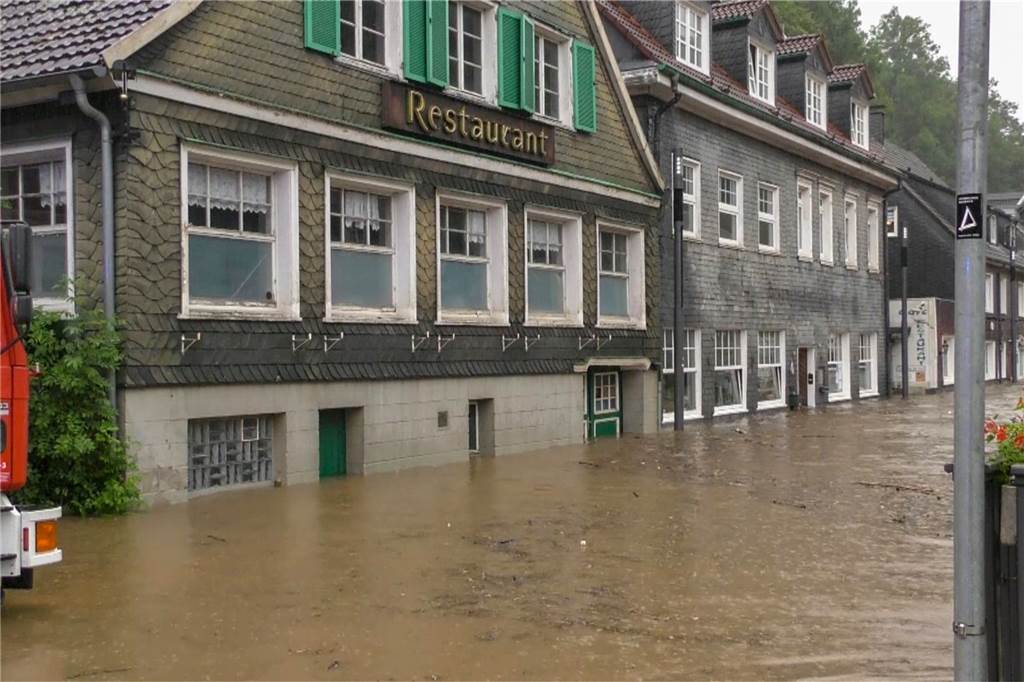 Unwetter in NRW: Zahl der Toten steigt, über Tausend Menschen werden noch vermisst – Liveblog Eine Straße vor einem Restaurant in Solingen ist überflutet.