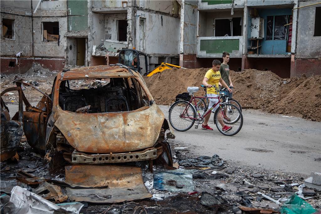 Jaroslav (11) hat dank Hilfe aus Dortmund überlebt Eine Straßenszene in Tschernihiw im Norden der Ukraine. Die Stadt war eines der ersten Ziele des russischen Angriffs auf die Ukraine. Im April wurde sie durch die ukrainischen Streitkräfte befreit.