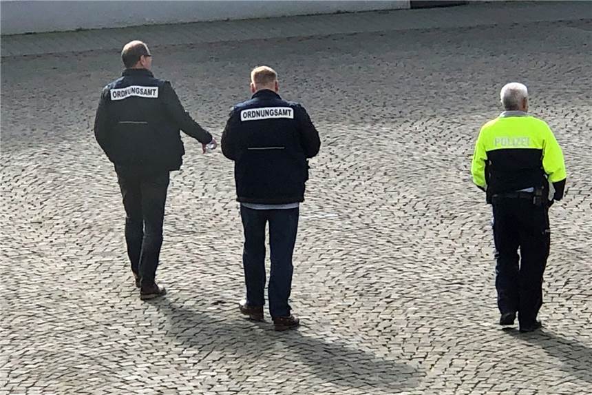 Ordnungsamt kontrolliert Geschäftsschließung in Werne: Nur einer zeigte sich bockig Eine Streife aus Ordnungsamt und Polizei war am Donnerstag (19. März) in der Werner Innenstadt unterwegs und kontrolliert die Schließungsverfügung.