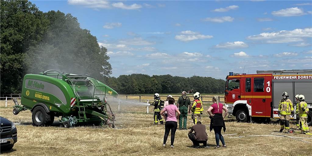 Helle Aufregung auf Feld in Dorsten: Landmaschine brannte plötzlich Eine Strohballenpresse geriet in Hervest in Brand.