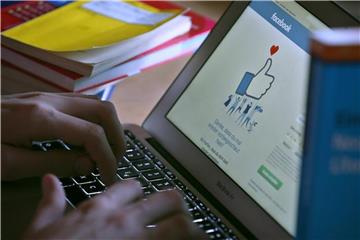 Eine Studie der Universität Würzburg hat ergeben, dass es keinen alarmierenden Zusammenhang gibt zwischen Social-Media-Nutzung und Lernerfolg. Foto: Karl-Josef Hildenbrand