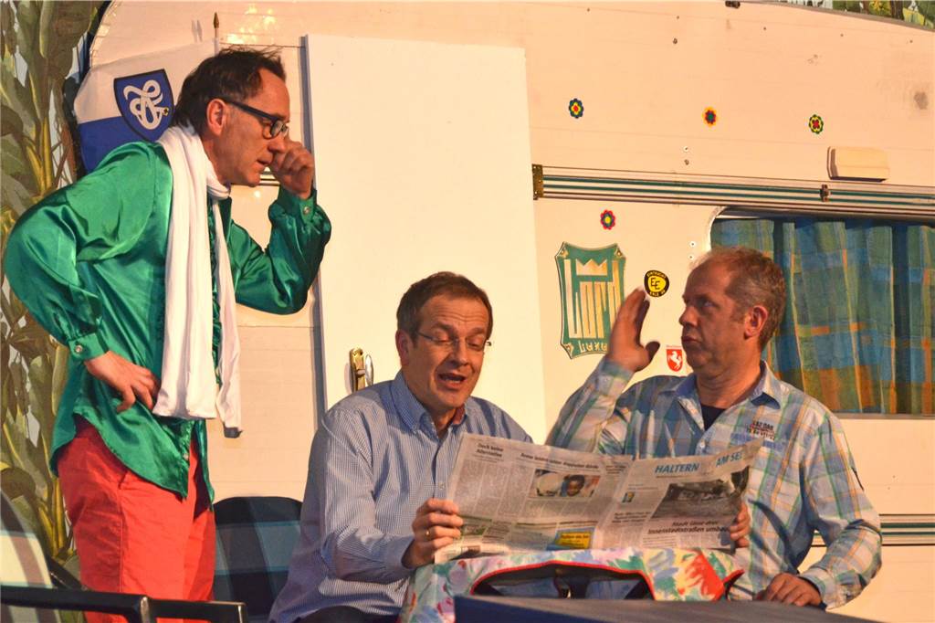 Plattdeutsche Bühne Haltern legt wieder los mit Mord im Hühnerstall Drei Theaterspieler auf der Bühne