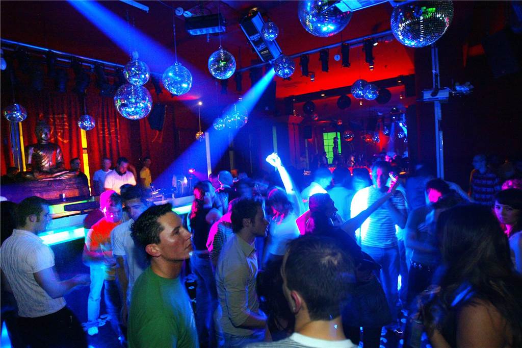 Immobilienanzeige: Steht das Nightrooms zum Verkauf? Tanzende Menschen in der Diskothek Nightrooms in Dortmund im Jahr 2006.