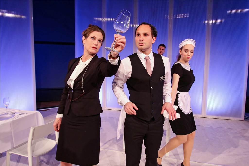 Theater im Kolpinghaus: Story aus dem Kino kommt bald auf die Bühne Zwei Schauspieler schauen durch ein Weinglas.