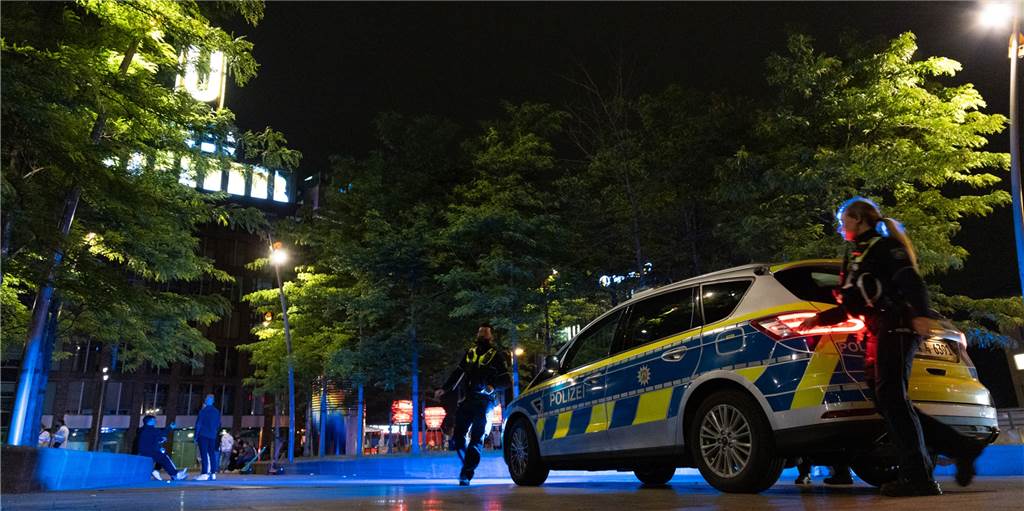 5 Menschen in 5 Wochen mit Luftdruck-Waffen in Dortmund verletzt Eine Szene aus der Nacht vom 25. auf den 26. Mai: Am Dortmunder U schossen Personen aus einer Softair-Pistole auf eine Gruppe von Menschen.