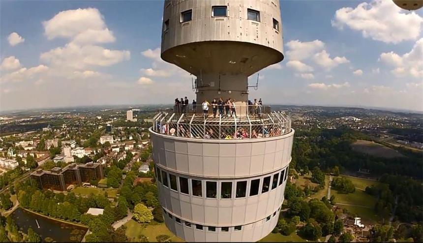 So haben Sie Dortmunds Wahrzeichen noch nie gesehen Eine Szene aus einem der Drohnen-Videos: auf Augenhöhe mit dem Florian.
