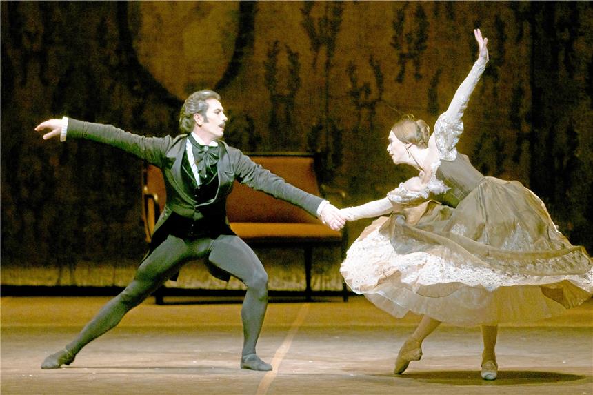 Essener Oper zeigt sechs Premieren, das Ballett einen Knaller Eine Szene aus John Crankos „Onegin“ in Hamburg. So ähnlich wird das Ballett in Essen zu sehen sein. Foto: dpa