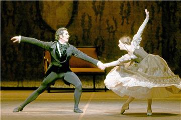 Eine Szene aus John Crankos „Onegin“ in Hamburg. So ähnlich wird das Ballett in Essen zu sehen sein. Foto: dpa
