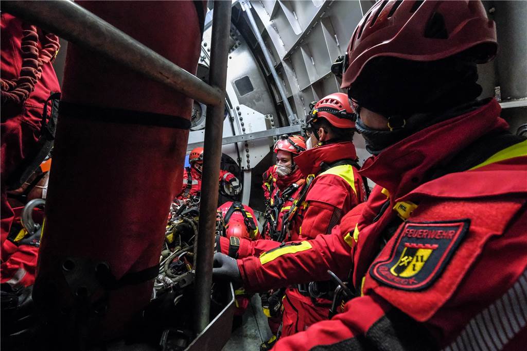 „Schwer verletzt“ im Windrad – echter Einsatz für Höhenretter ist nur eine Frage der Zeit Eine Szene, die an U-Boot-Filme erinnert: Hoch oben in der Gondel des Windrades ist es sehr eng.